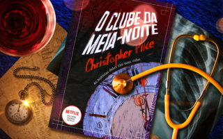 Livro sobre a mesa "O Clube da Meia-Noite" com elementos que remete ao drama para trazer ambientação