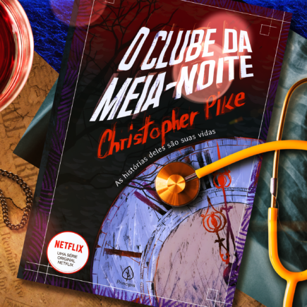 Livro sobre a mesa "O Clube da Meia-Noite" com elementos que remete ao drama para trazer ambientação