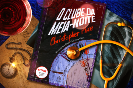Livro sobre a mesa "O Clube da Meia-Noite" com elementos que remete ao drama para trazer ambientação