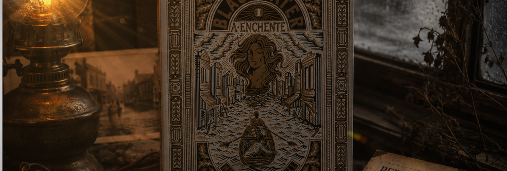 Capa do livro Blackwater: A Enchente, de Michael McDowell, em cenário sombrio com lamparina, relógio de bolso, jornal antigo e janela com chuva ao fundo.