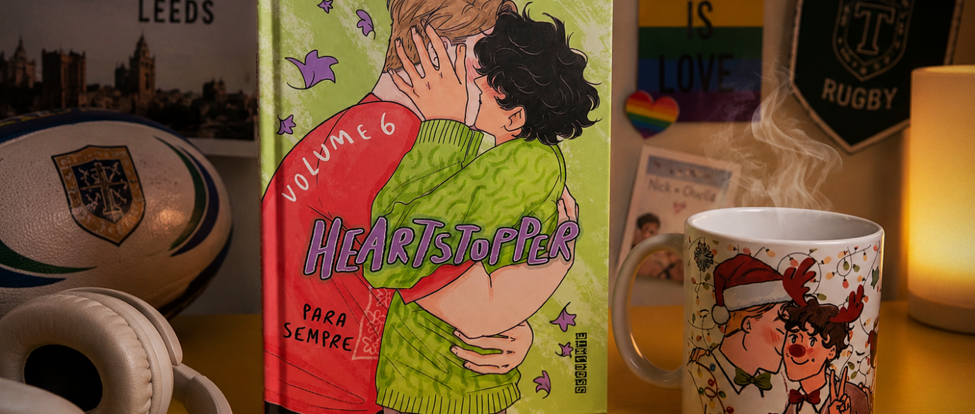 Volume 6 da série Heartstopper sobre a mesa com vários elementos que remetem ao universo.