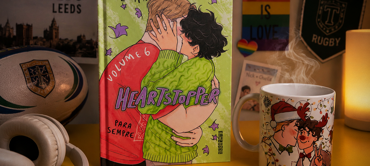 Volume 6 da série Heartstopper sobre a mesa com vários elementos que remetem ao universo.