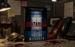 Foto da capa do livro A contadora, de Freida McFadden. Imagem com fundo de escritório.