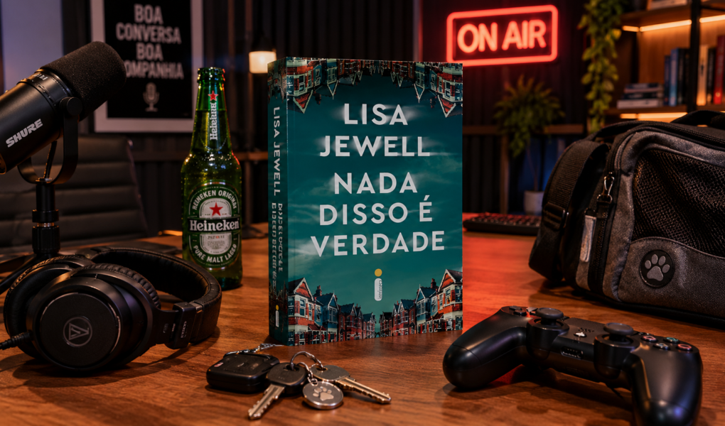 Capa do livro "Nada disso é verdade", de Lisa Jewell. No fundo um estúdio de poscast com elementos como microfone, cerveja e chave.