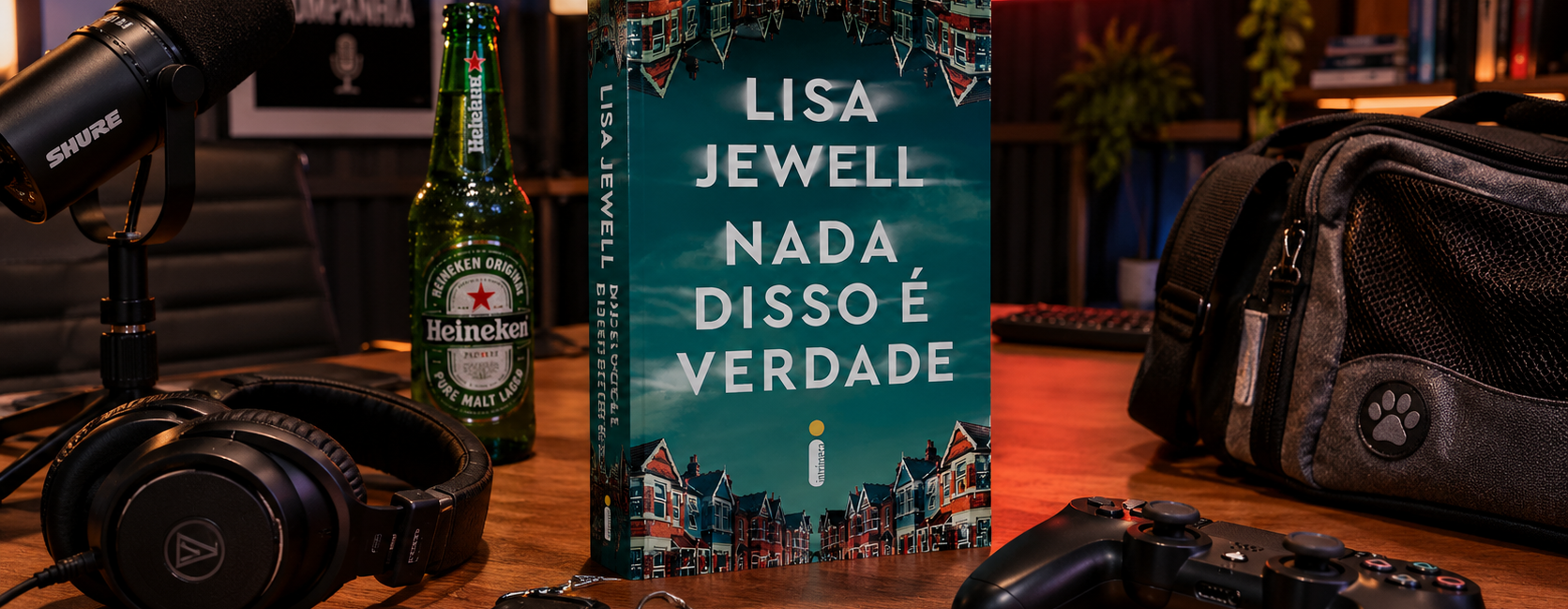 Capa do livro "Nada disso é verdade", de Lisa Jewell. No fundo um estúdio de poscast com elementos como microfone, cerveja e chave.
