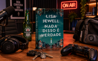 Capa do livro "Nada disso é verdade", de Lisa Jewell. No fundo um estúdio de poscast com elementos como microfone, cerveja e chave.