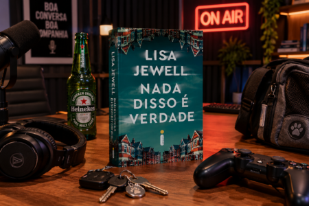 Capa do livro "Nada disso é verdade", de Lisa Jewell. No fundo um estúdio de poscast com elementos como microfone, cerveja e chave.